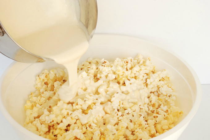 Snowman Marshmallow Popcorn Balls - Pouring